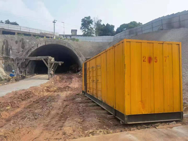 三沙发电机出租自启装置的工作原理是什么？